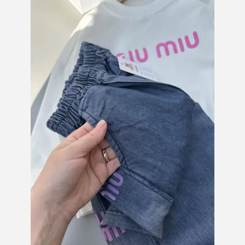 ست بلوز و شلوار لی دخترانه بچگانه طرح Miu Miu دورس لاکرا پاییزه سایز 45 تا 70 - تصویر 5