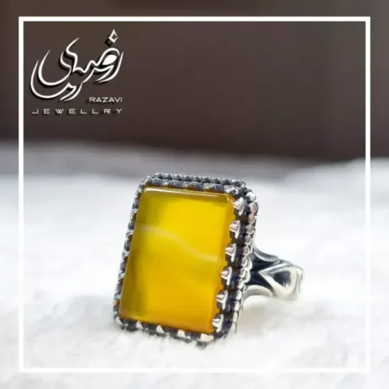 انگشتر نقره طرح رهبری اشکی با نگین عقیق زرد و حکاکی شرف الشمس