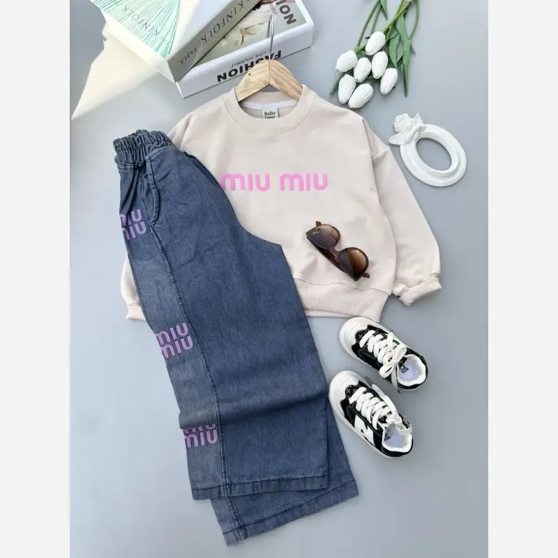 ست بلوز و شلوار لی دخترانه بچگانه طرح Miu Miu دورس لاکرا پاییزه سایز 45 تا 70 - تصویر 3