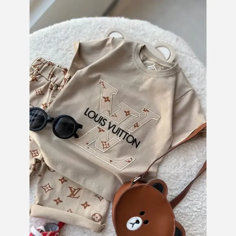 تیشرت شلوارک طرح LV پنبه یکرو لاکرادار رنگ کرم و نسکافه ای - تصویر 2
