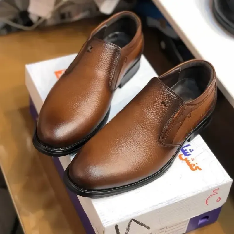 کفش چرم مردانه مجلسی رخشی عسلی کلاسیک رویه چرم طبیعی گاوی زیره لاستیکی نشکن و ضد سایش - تصویر 6
