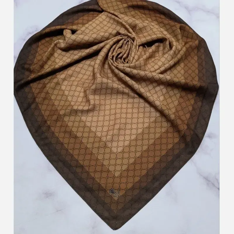 روسری نخ کاستوم طرح گوچی حاشیه قهوه ای زمینه نسکافه ای سایز بزرگ - تصویر 4