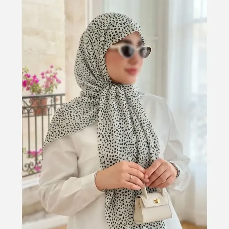 روسری نخی کاستوم طرح سپید قواره 110 دور دوخت بدون لیز خوردگی - تصویر 7