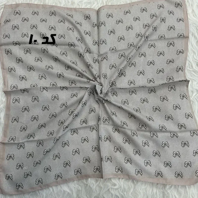 مینی اسکارف کرمی نخ قواره 65x65 سانتیمتر مناسب استفاده روزمره بدون آبرفت و رنگ رفت - تصویر 9