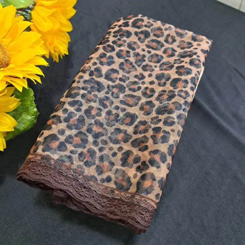شال رینگی زنانه طرح پلنگی جنس تور دور گیپور سایز 50 در 100 رنگ کرم قهوه ای - تصویر 3