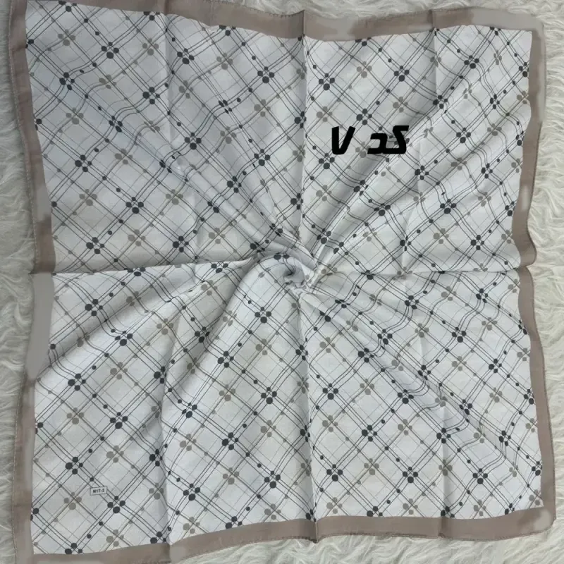 مینی اسکارف کرمی نخ قواره 65x65 سانتیمتر مناسب استفاده روزمره بدون آبرفت و رنگ رفت - تصویر 12