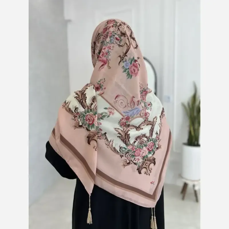روسری کرپ نخ صورتی قواره 140 لطیف و نرم - تصویر 3