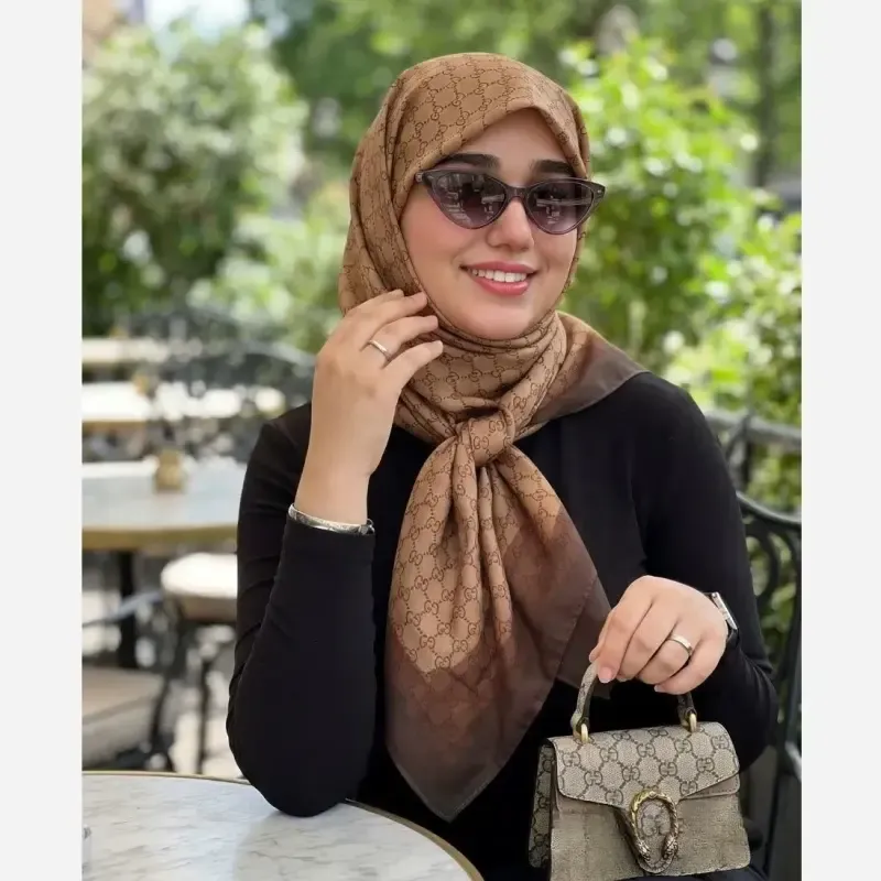 روسری نخ کاستوم طرح گوچی حاشیه قهوه ای زمینه نسکافه ای سایز بزرگ - تصویر 9