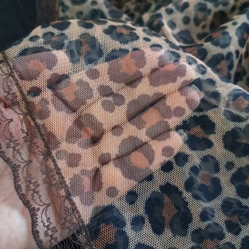 شال رینگی زنانه طرح پلنگی جنس تور دور گیپور سایز 50 در 100 رنگ کرم قهوه ای - تصویر 7