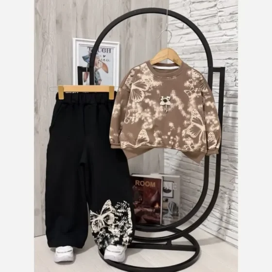ست بلوز شلوار دخترانه دورس لاکرا طرح پروانه رنگ کرم سفید شکلاتی سایز 45 تا 65