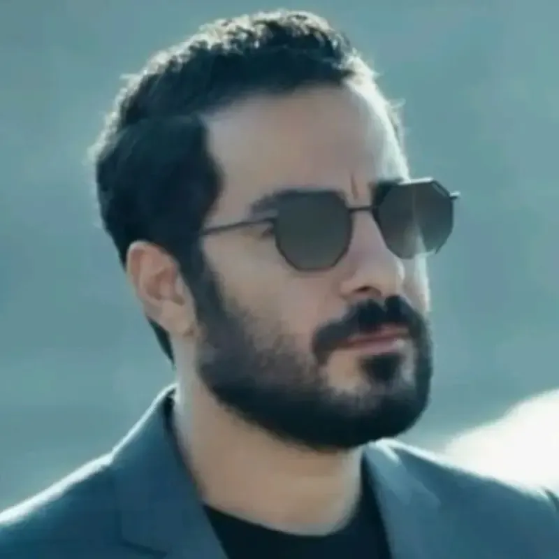 عینک آفتابی پلیس مدل چند ضلعی UV400 مردانه و زنانه رنگ مشکی طلایی - تصویر 4
